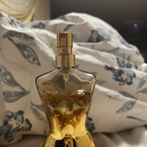 Jean Paul Gaultier  - Hej jag har använts lite av parfym annars är det nytt Butik pris 920kr Mitt pris 400 50ml 