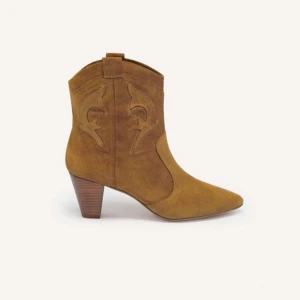 Ba&sh cowboyboots  - Intressekoll på dessa superfina cowboyboots i mocka från bash! Som nya, köpta för cirka 2 månader sen i bash butik. Dustbag och orginalförpackning medföljer. Nypris 4500kr. Mitt pris: 3000kr