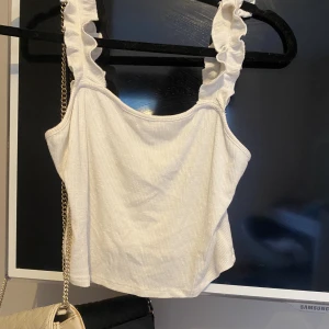 Söt topp - Jätte söt topp köpt från Missäy för nått års sen anvönd max 1 gång. Hör gärna av er om ni är intresserade av bilder osv. Toppen ör i strlk Xs/s