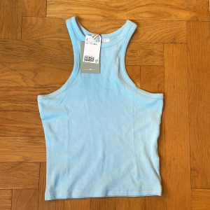 Linnen - Tre stycken ribbade linnen, blått, lila och vitt. Helt oanvända och med prislappen kvar. Köpta i paris men dessa är inte min stil, därför säljer jag dem. Alla tre är i stl S. 40kr styck, 100kr för alla tre.