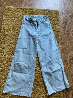 Jeans - Säljer jeans då jag har använt dessa jeans endast en gång längesedan! Storleken står ej på byxorna men jag gissar på storleken.