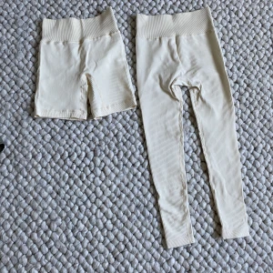 Två stycken tights - - Två benvita tights - lite genomskinliga med svarta trosor  - tyvärr för små för mig - köpta på plick - 50kr styck 