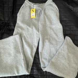 Mjukisbyxor MP - Säljer dessa helt oanvända mjukisbyxor från MyProtein. Supersköna vida byxor som tyvärr var för långa för mig som är 163. Så nu hoppas jag någon annan får användning av dem.