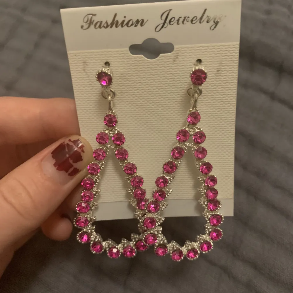 Fina, rosa örhängen som är helt nya och aldrig använda. Från Fashion Jewelry. Kan såklart prata om pris.. Accessoarer.