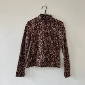 Leopardmönstrad polotröja - En fin polotröja i leopardmönster i storlek S. Från Monki. I fint skick!