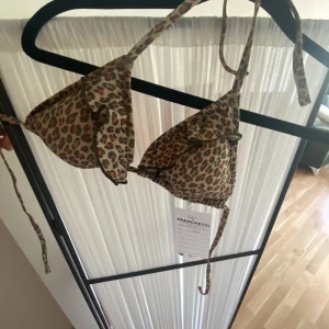 Bikini - Sjukt snygg bikiniöverdel men justerbara band så passar perfekt till strl xs-m. Aldrig använd bara testad då jag köpte två nästan exakt likadana och säljer nu denna! (Original pris: 999kr) Tryck inte på KÖP NU förens ni hört av er!!