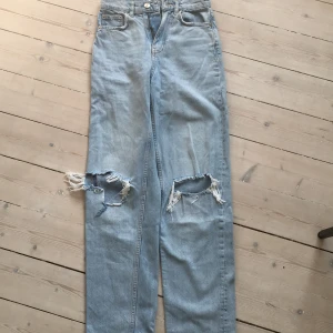 Mom jeans - Dessa mom jeans med hål i passar den som är 160-166 men som inte passar mig i midjan längre!