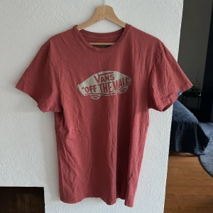 T-shirt Vans - Ganska långsmal i passformen.