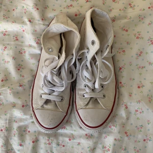 Vita converse - Ett par vita Converse i bra skick. Använda fåtal ggr. Hör av er vid frågor eller annat💕