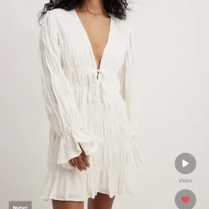 Nakd studentklänning  - Moa Mattsson kollektion med Nakd. Säljer denna slutsålda klänningen då den var för stor för mig, storlek 40. Pris 599kr endast provad