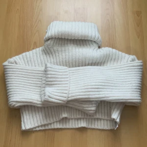 Stickad mögtröja  - En vit stickad magtröja med krage. Skitsnygg till alla sorts jeans och funkar bra alla årstider. Från zara, använd en gång. 
