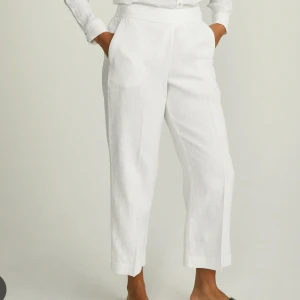 Stockh LM linnebyxor - Superfina linnebyxor som är i princip nya, eftersom jag har använt de 1 gång och ångrade sedan köpet. Jag var ute efter en mer ”casual” byxa, men dessa är mer som kostym. Ordinarie pris ligger på 800. Dessa är även slutsålda. Storlek 34/xs.