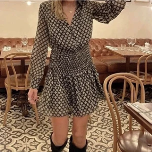 Zara klänning - Första bilden är lånad! Använd 1 gång!! Storlek S