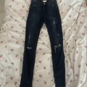 Supercoola lowwaist skinny jeans med hål i från H&M i strl 32!💓Endast prövade!🫶🏻