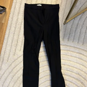 Kostym byxa - Snygga byxor med kostym känsla. Högmidjade med stretchigt material. Modellen är tight. 