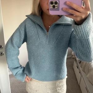 stickad zip-up - stickad zip-up från bikbok som inte kommer till användning!