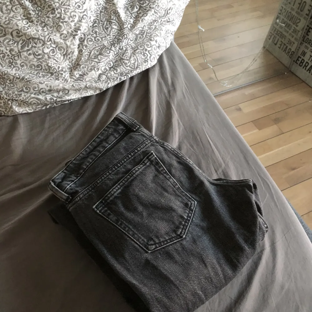 Säljer dem populära weeday jeans i svart, köptes för 500kr och säljer dem för 280kr 💞. Jeans & Byxor.