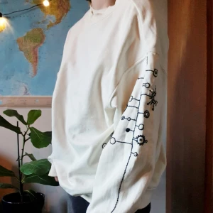 Unik hanbroderad sweatshirt - Vit oversized sweatshirt som jag köpt secondhand och själv broderat en egen design på. En "one of a kind"-tröja du inte finner någon annanstans!