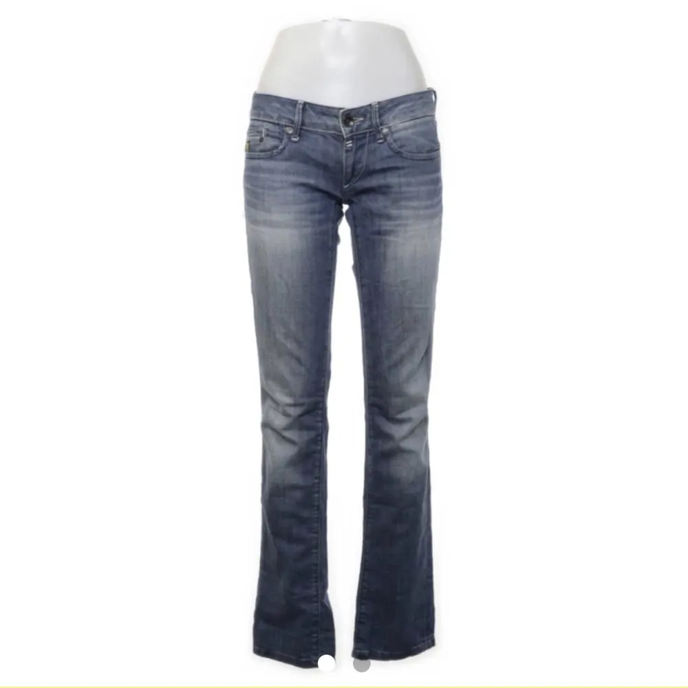 Säljer nu dessa lågmidjade jeans från g-star då de är för stora för mig💕 köpta på sellpy för 500kr, men säljer för 200+frakt Mått: Midja tvärs över: 37cm innerbenslängd: 81cm❤️Köparen står för frakt, hör av dig vid frågor! Tryck gärna på köp nu!. Jeans & Byxor.