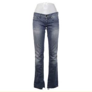 Säljer nu dessa lågmidjade jeans från g-star då de är för stora för mig💕 köpta på sellpy för 500kr, men säljer för 200+frakt Mått: Midja tvärs över: 37cm innerbenslängd: 81cm❤️Köparen står för frakt, hör av dig vid frågor! Tryck gärna på köp nu!