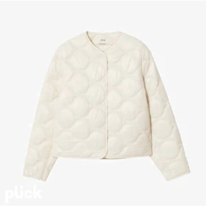 Mango jacka vit  - Säljer en jättefin jacka ifrån mango som är i bra kvalite. Säljer på grund av att den är lite förstör på mig💗