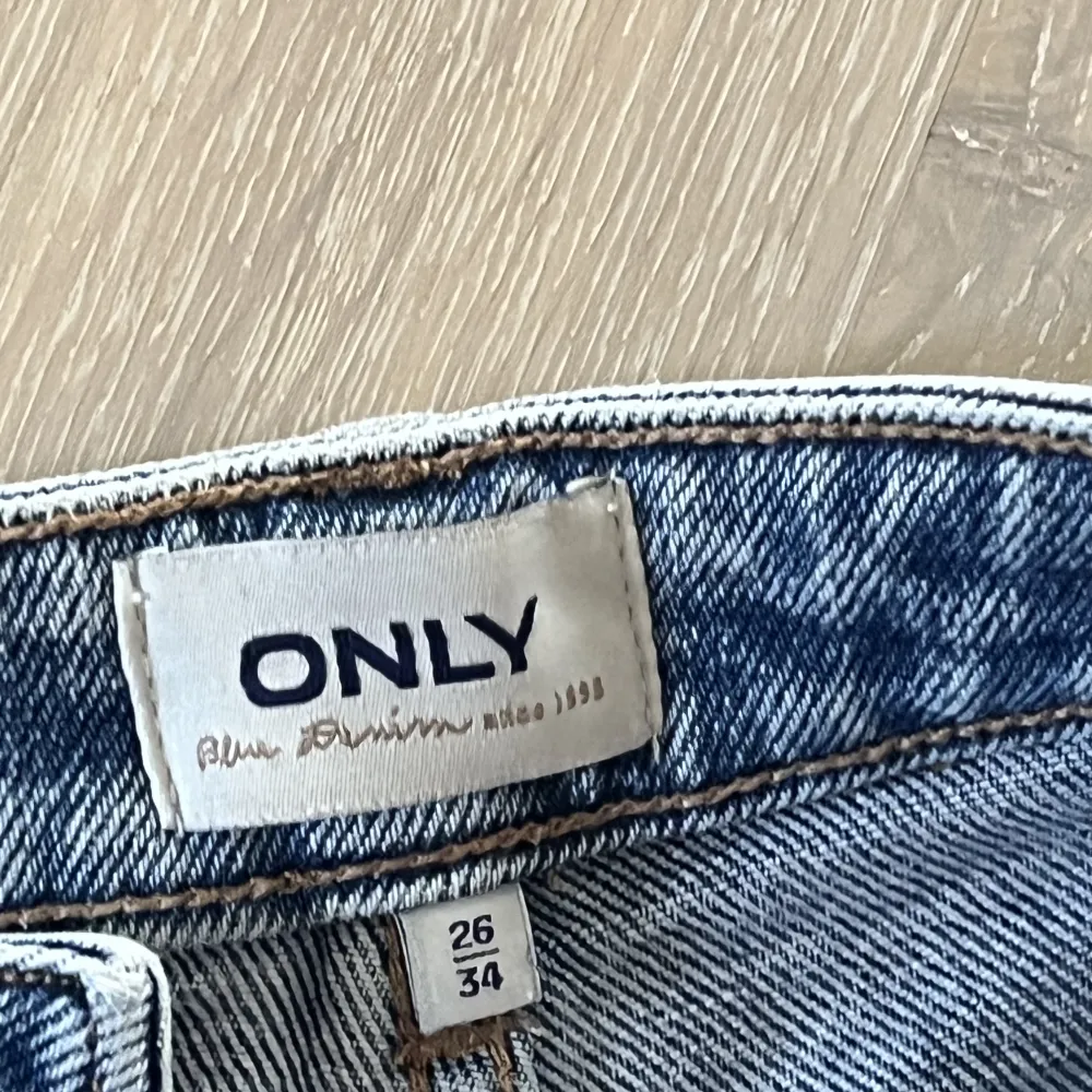 Säljer ett par vida helt oanvända jeans från only💙. Jeans & Byxor.