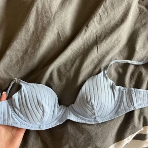 bikiniöverdel  - jättefin blå bikiniöverdel, bild två visar färgen bättre, de är ilägg nu i men de går att ta ut å de syns fortfarande inte genom så bra, den är från cubus och är i storlek S men lapparna är bortklippta, aldrig använd! kan frakta💗