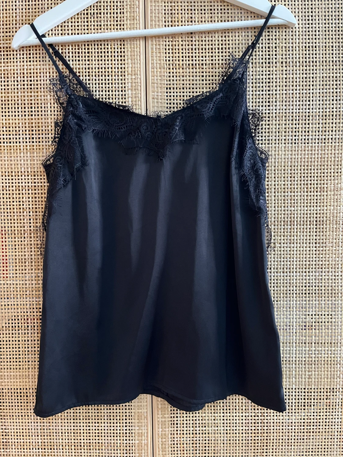 Svart linne med spets