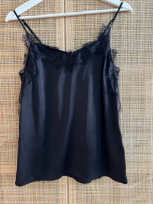 Svart linne med spets - Oanvänt linne med spets