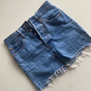 Levis kjol - En annan favorit som tyvärr blivit för liten på mig!  Kjolen är i mycket gott skick och superfin, passar till det mesta!