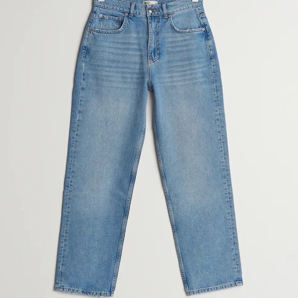Säljer mina ljusblåa jeans ifrån Gina tricot i storlek 34/XS. Jeansen är i bra skick och är uppsydda till mig som är 156cm. Skulle säga dom passar folk som är upp till 160.❤️☺️. Jeans & Byxor.