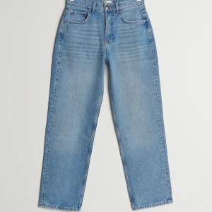 Säljer mina ljusblåa jeans ifrån Gina tricot i storlek 34/XS. Jeansen är i bra skick och är uppsydda till mig som är 156cm. Skulle säga dom passar folk som är upp till 160.❤️☺️