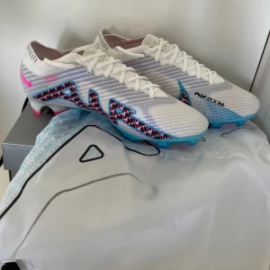 Nike Air Zoom Vapor 15 - Helt nya Nike fotbollsskor aldrig använda alltså i helt nyskick, storlek 43 (28 cm). Köpta på Unisport, Box och Påse ingår. Nypris 3000kr för fler frågor kom privat!