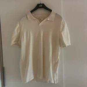 Tunn pikétröja - Säljer denna tunna och somriga tröja från cos som tyvärr är lite liten på mig, använd fåtal gånger och i och med detta i väldigt bra skick. Står large i den men sitter enligt mig definitivt som medium