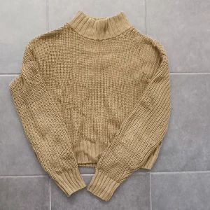 Stickad tröja  - Jätte mysig grön stickad tröja!!! Knappt använd. Färgen är som på bild 2 🥰