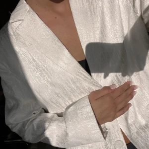 Drömkavaj!! Moa Mattson  - Helt drömmig vit kavaj med de snyggaste detaljerna från Moa Mattsons kollektion från NA-KD!! Man skiner med den, aldrig använd 😫vill inte ha den liggandes hemma