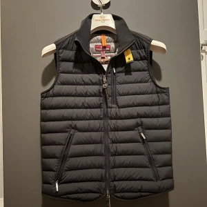 Parajumper väst - Parajumper väst i svart  Från herr avdelningen.  Storlek S  Helt oanvänd  Nypris: 3000kr