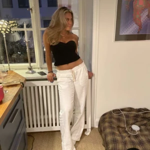 Roxy linnebyxor  - (Inte min bild) Säljer mina Roxy linnebyxor i vitt pågrund av att de inte passade. Skulle skicka tillbaks men de skulle bli stora fraktkostnader så säljer istället, slutsålda på hemsidorna. Helt oanvända 💞💓 Frakt tillkommer🫶🏻