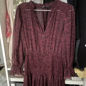 Klänning Zara - Såå snygg klänning med zebramönster från zara. Perfekt till sommaren! Storlek S!💓