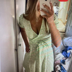 Klänning  - As fin blommig klänning från gina, kan skicka fler egna bilder