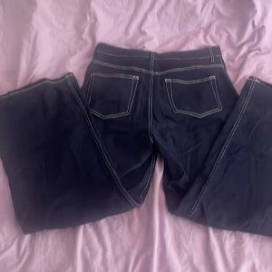 Byxor från H&m  - Storlek 42 men passar bra på 38/40 oxå byxorna är ca 1 år gammla lite slitna längst ner på byxorna men inget synligt använt ca 3 gånger original pris 500kr men säljer från 150kr