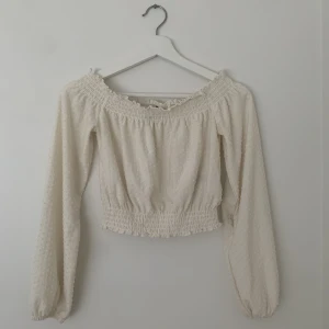 krämvit långärmad offshoulder topp  - vit långärmad topp, offshoulder med lite mönster, aldrig använd, storlek xs