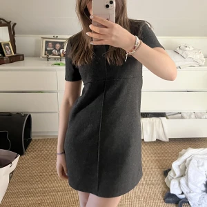 Stickad klänning  - Stickad klänning i storlek S från zara. Aldrig använd så bra skick!