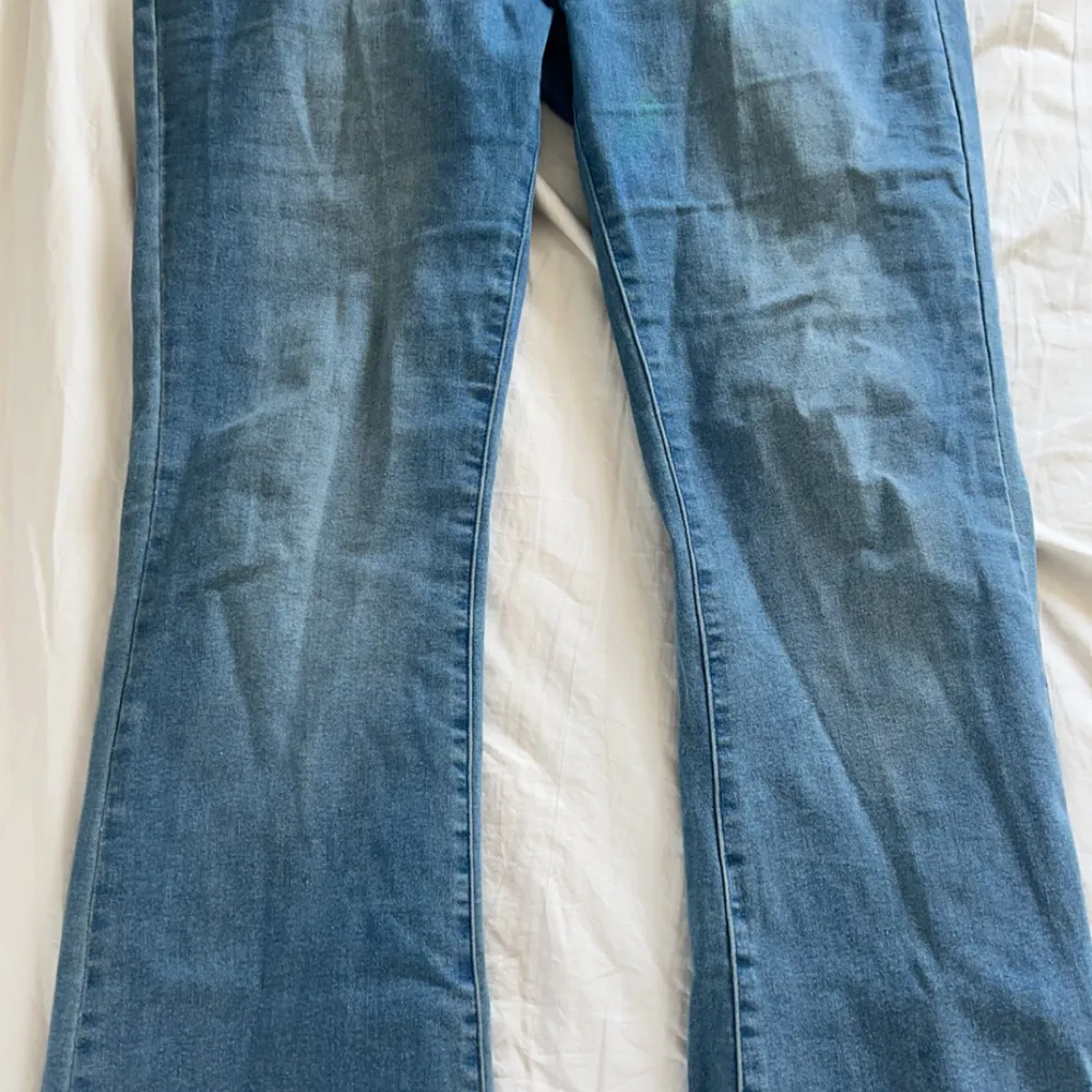Detta är ett par blåa jeans, flared, storlek XL, från SHEIN och är använda!!!. Jeans & Byxor.