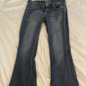 Jeans - Säljer dessa jätte fina lågmidjade jeans då dom har blivit för korta på mig. Jag är ungefär 173 cm och dom är i ankel höjd på mig, i jeansens storlek står det short 7 osäker på vad den storleken betyder men passar mig som har storlek S i jeans.