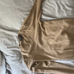 Stickad tröja  - Storlek M  Sjukt fin knappt andvänd bara legat i garderoben Sick 9/10 lite skrynklig, passar perfekt med skjorta! 100% cashmere 