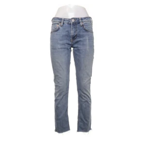 fina blåa jeans - Säljer dessa jeans som jag beställt från sellpy, använda typ 1 gång o tror det är stl S från lager. Kan skicka fler bilder på jeansen privat om nån är intresserad 💗