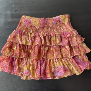 Säljer denna kjol som inte säljs längre. Kjolen är använd men i ett väldigt bra skick!💕