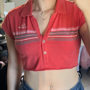 Croppad peak performance T-shirt  - Den ser röd ut men den är lite mer rosa av sig. Storlek m men passar som s, väldigt stretchig. 