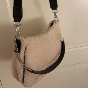 Väska - Mellanstor axelväska. Endast använd en gång. Bra pris för en ny väska med bra kvalitet🫶🏻